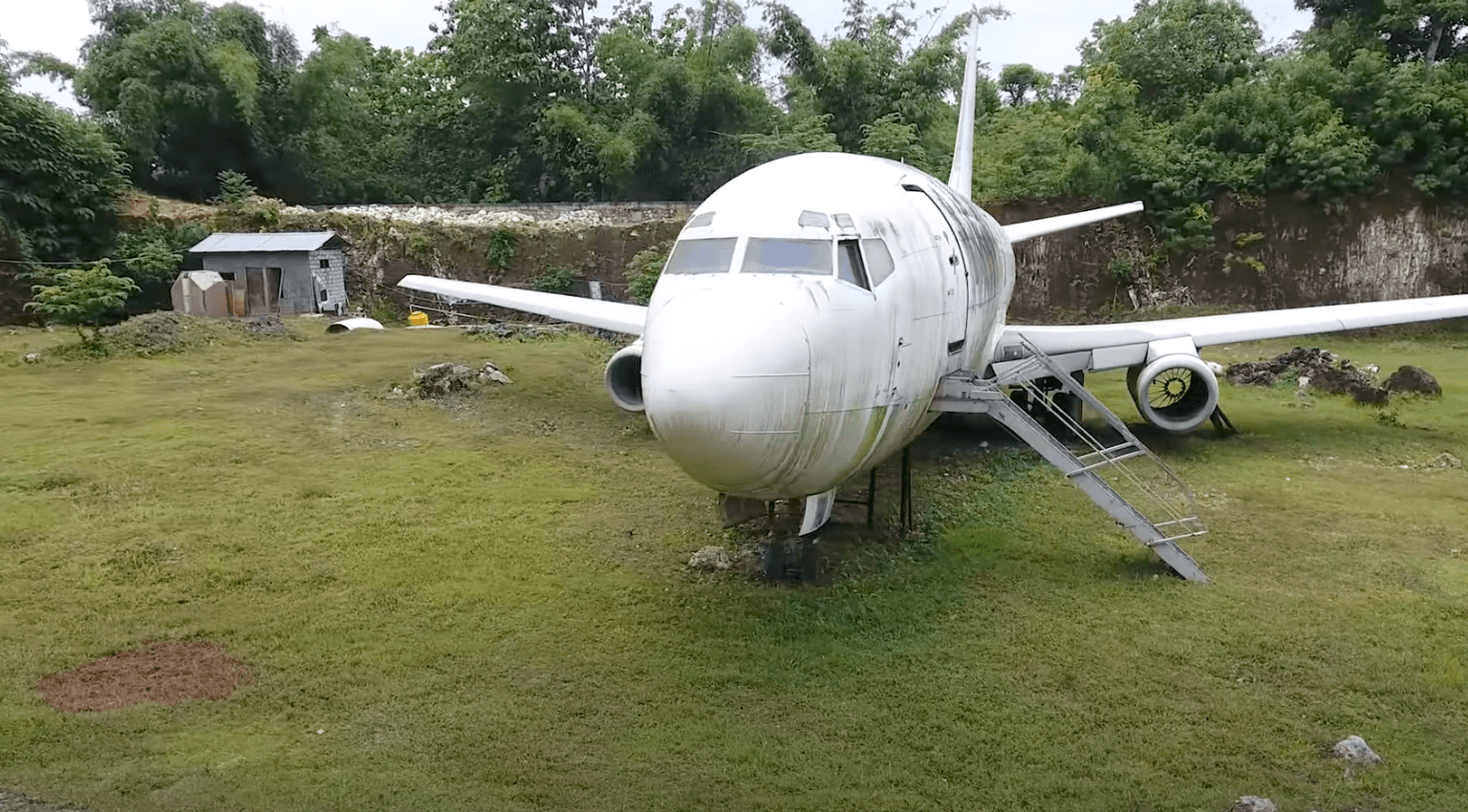 Boeing 737 bizarrely found in random field and no one can figure out how it got there