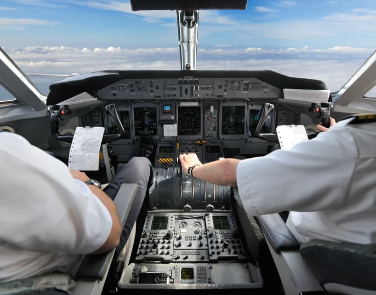 Passenger plane dropped 1,200 feet in less than a minute without pilots noticing Passenger plane dropped 1,200 feet in less than a minute without pilots noticing
