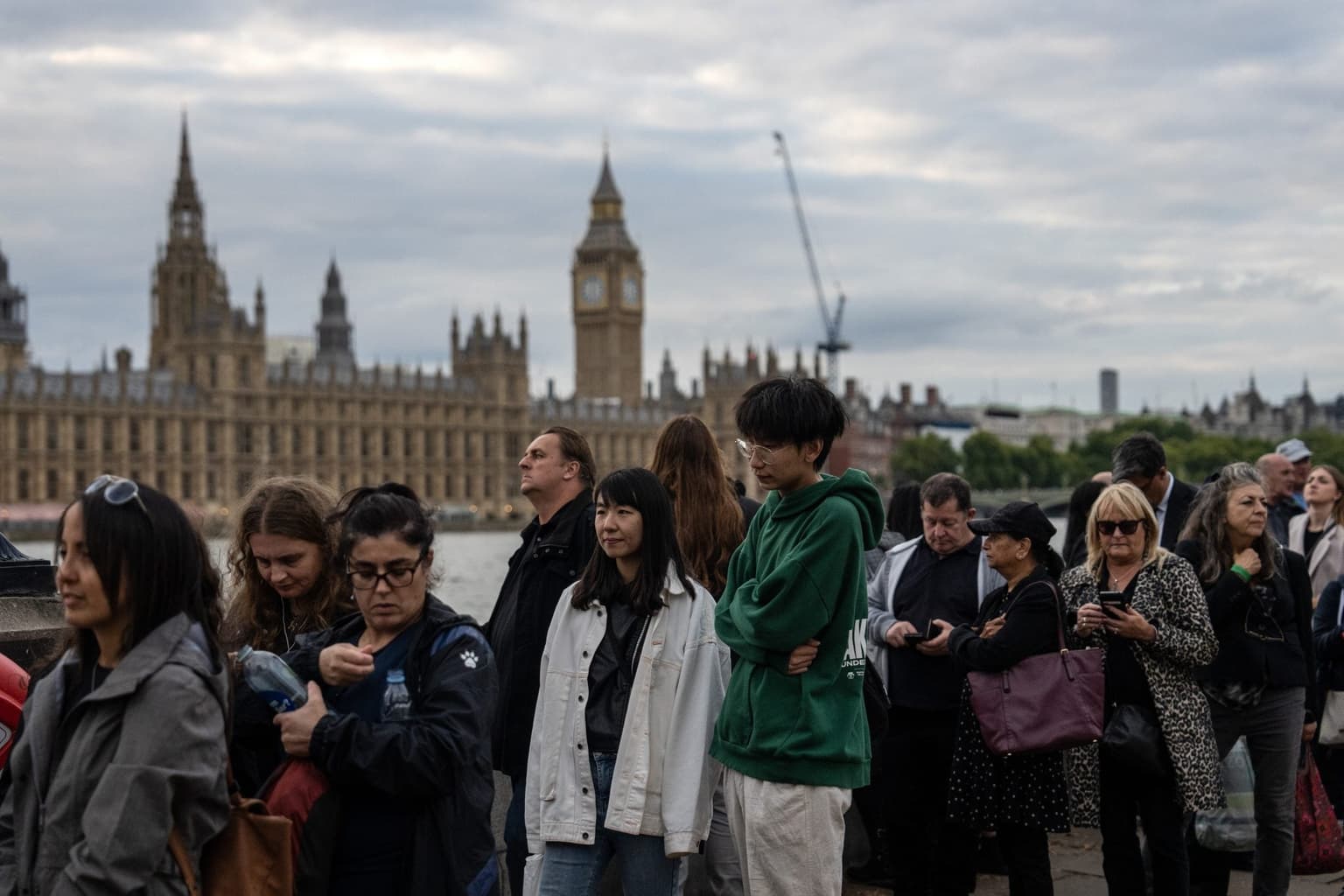 There’s now a queue for the queue to see Queen’s coffin