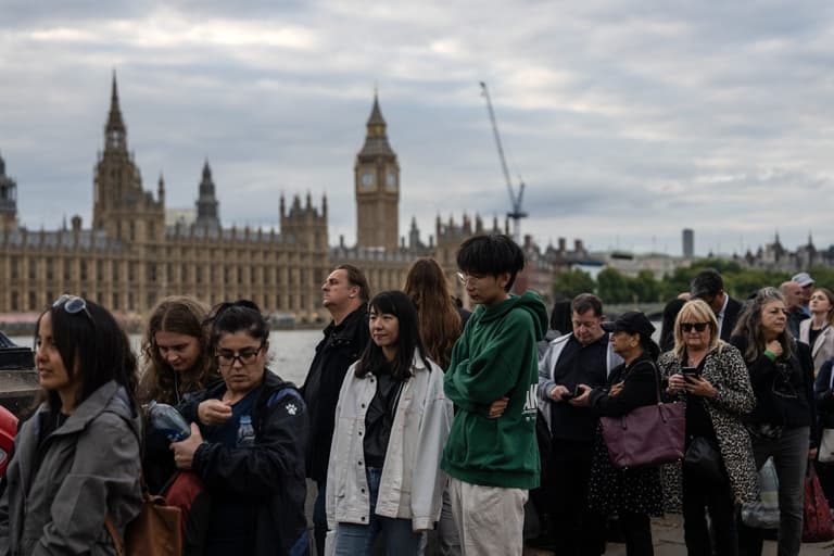 There’s now a queue for the queue to see Queen’s coffin There’s now a queue for the queue to see Queen’s coffin