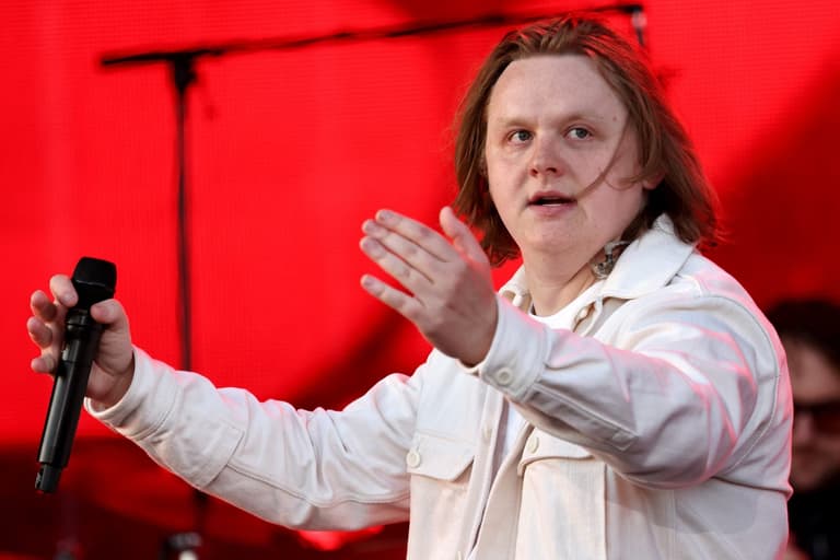 Lewis Capaldi forced to say sorry to Lorraine after offering her ‘seven inches of me’ Lewis Capaldi forced to say sorry to Lorraine after offering her ‘seven inches of me’