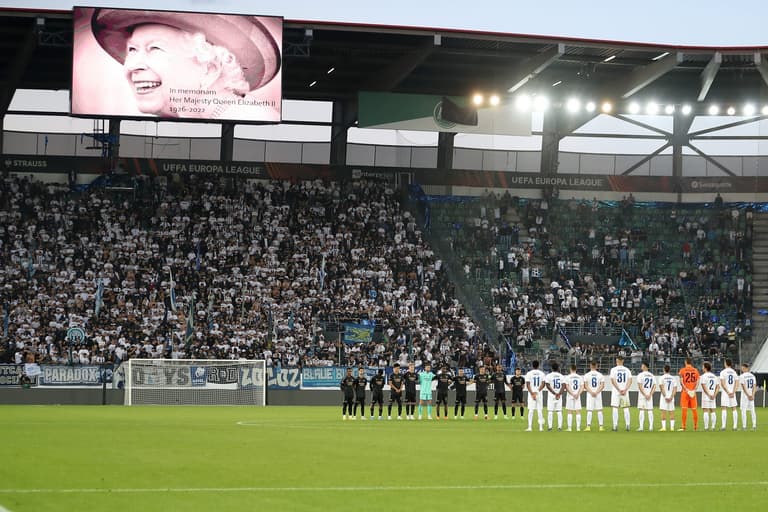 Arsenal hold half-time minute’s silence after news of Queen’s death Arsenal hold half-time minute’s silence after news of Queen’s death