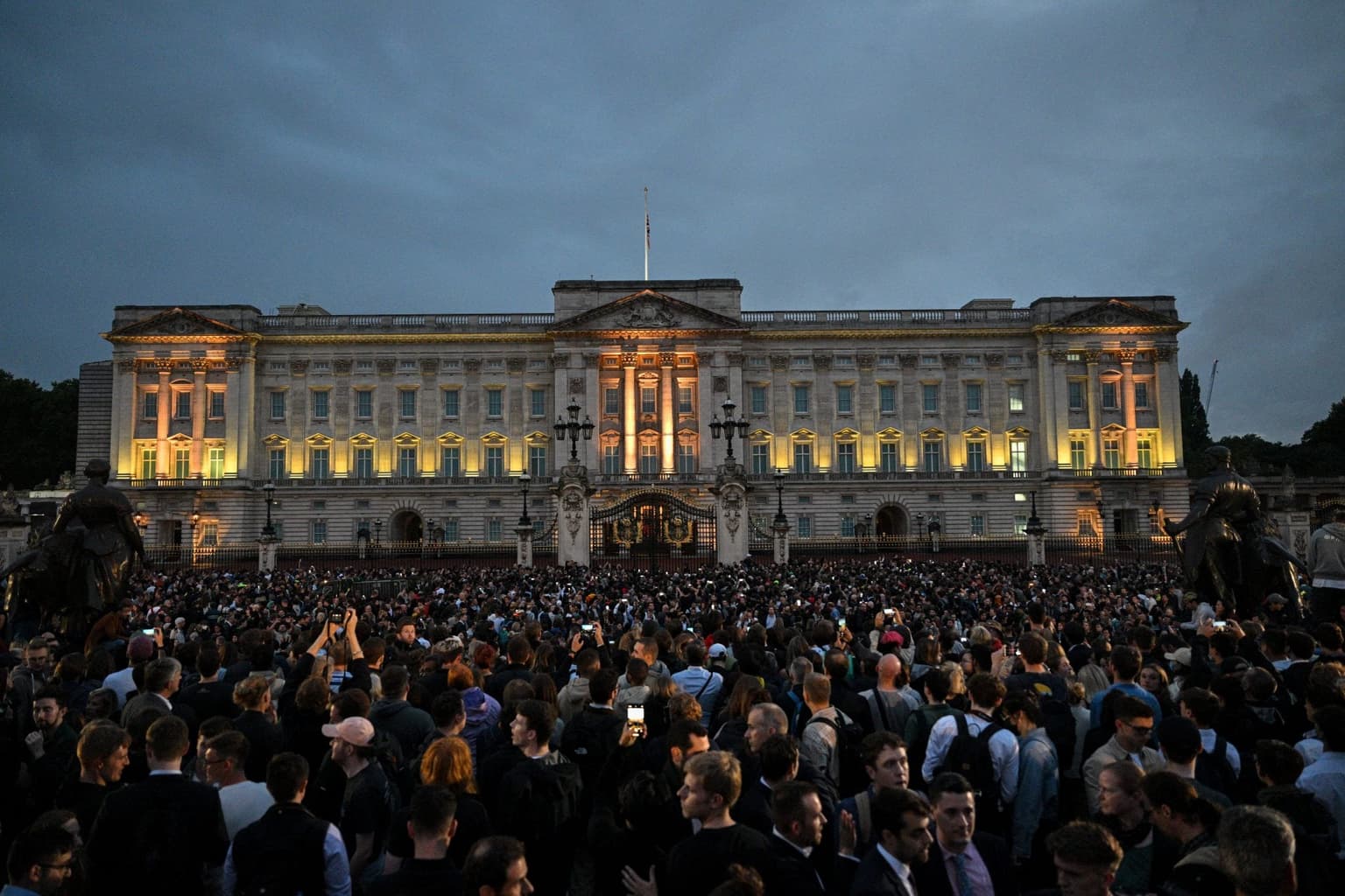 Incredible: Black cabs line The Mall in moving tribute to the Queen