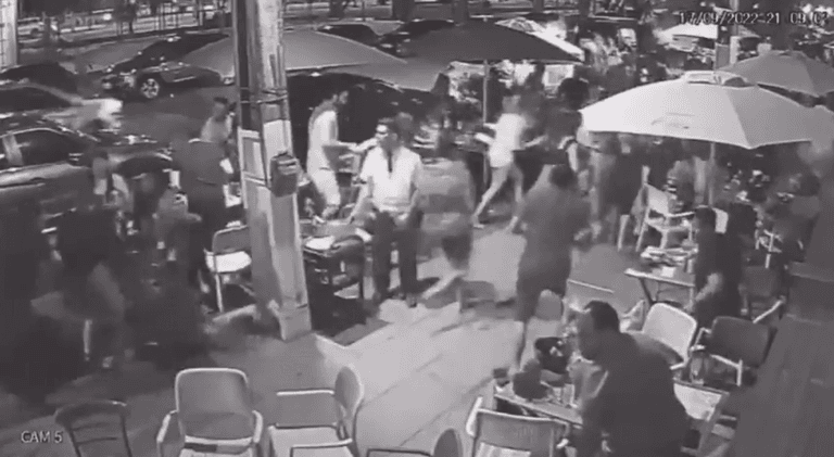 CrossFit group jogging past restaurant sparks mass panic and everyone starts running CrossFit group jogging past restaurant sparks mass panic and everyone starts running