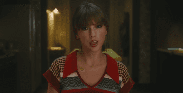 Taylor Swift fans are fuming as singer uses the word ‘fat’ in new music video Taylor Swift fans are fuming as singer uses the word ‘fat’ in new music video