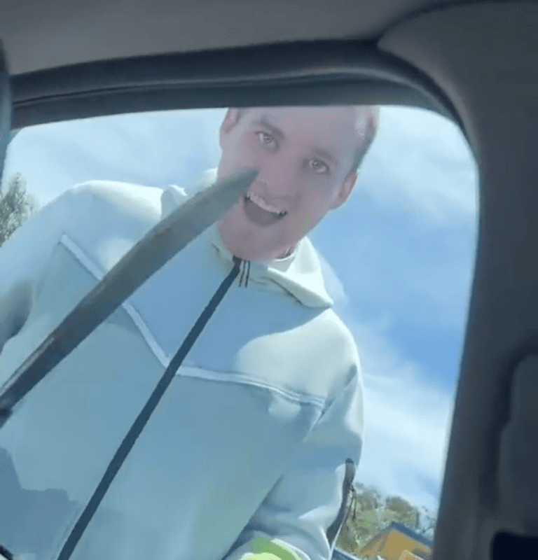 Terrifying moment grinning ‘carjacker’ with machete bangs on car window and demands to be let in Terrifying moment grinning ‘carjacker’ with machete bangs on car window and demands to be let in