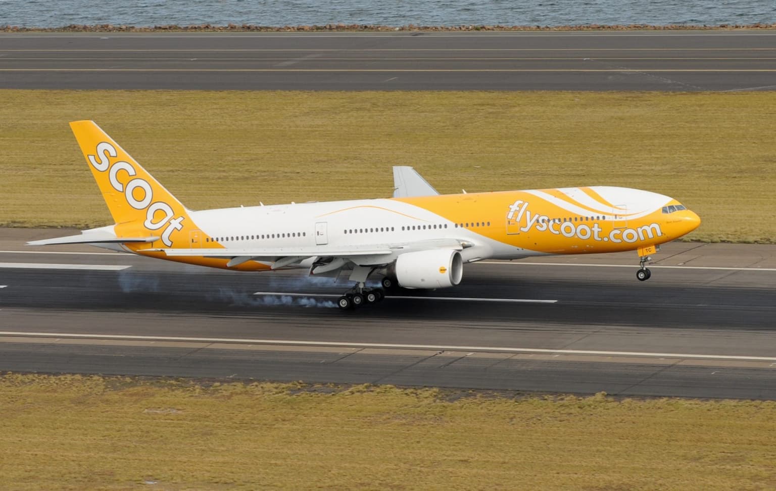 Pilot aborts landing after passengers refuse to wear seatbelts