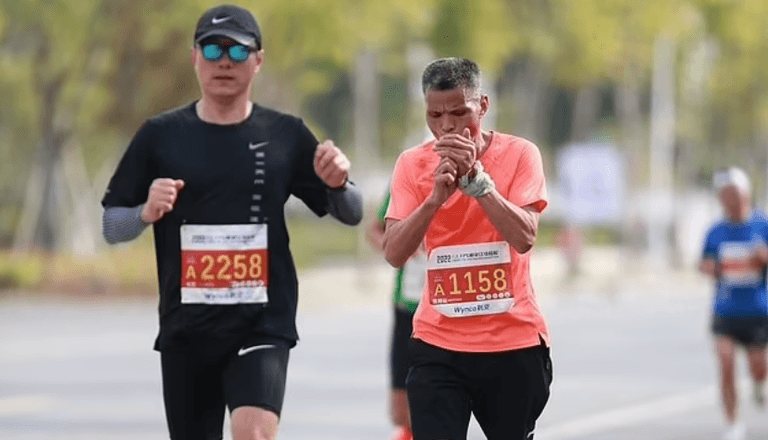 Chinese man ‘runs entire marathon in just three and a half hours whilst chain smoking’ Chinese man ‘runs entire marathon in just three and a half hours whilst chain smoking’