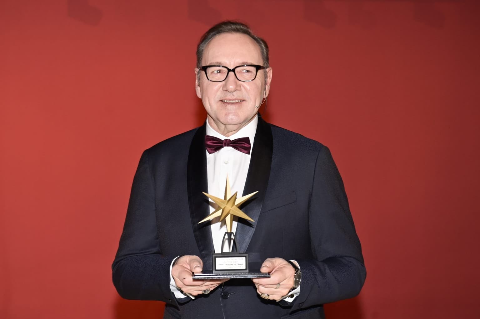 Kevin Spacey controversially accepts Lifetime Achievement Award