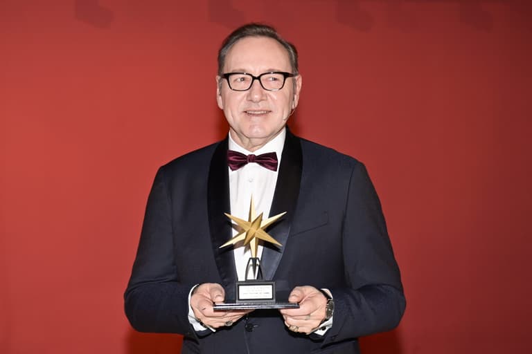 Kevin Spacey controversially accepts Lifetime Achievement Award Kevin Spacey controversially accepts Lifetime Achievement Award