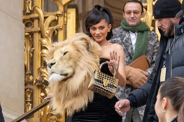 Kylie Jenner sports huge lion’s head attached to dress at fashion show Kylie Jenner sports huge lion’s head attached to dress at fashion show