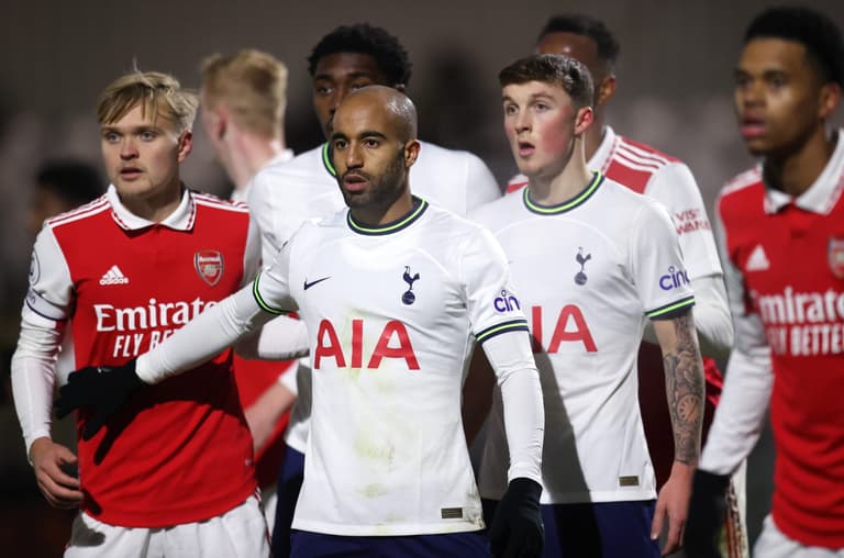 Richarlison makes sign for Lucas Moura on return from injury Richarlison makes sign for Lucas Moura on return from injury