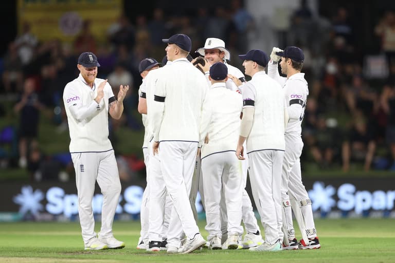 England declare after 59 overs and immediately take three wickets in historic day for Test cricket England declare after 59 overs and immediately take three wickets in historic day for Test cricket