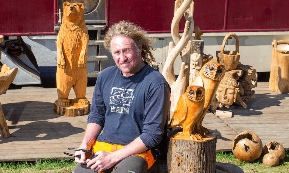 Woodcarver granted licence to continue to trade in layby – because he keeps doggers away