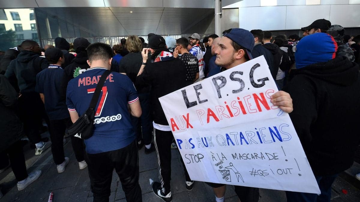 PSG ban their own fans in response to protests