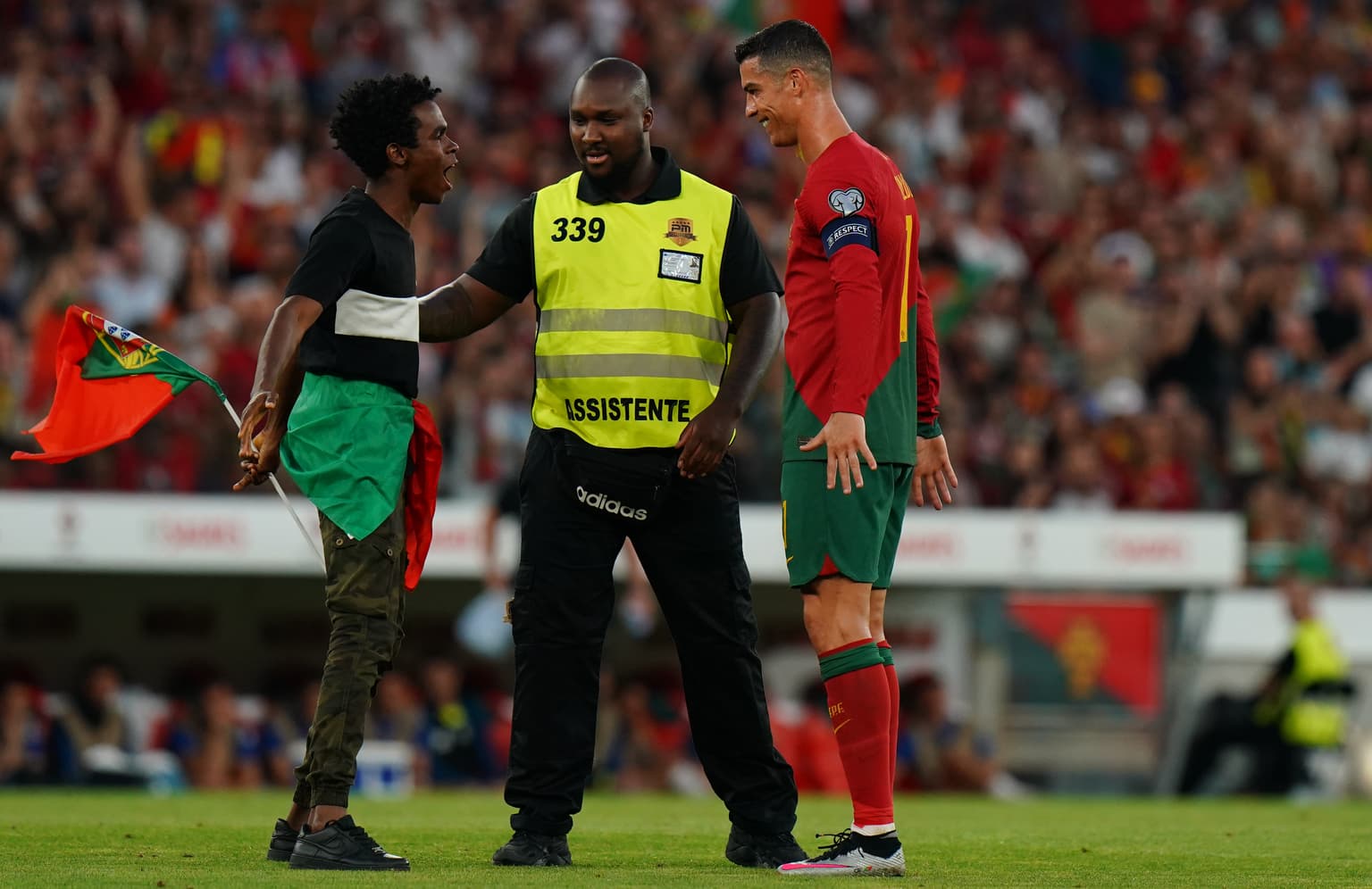 Cristiano Ronaldo involved in bizarre interaction with pitch invader