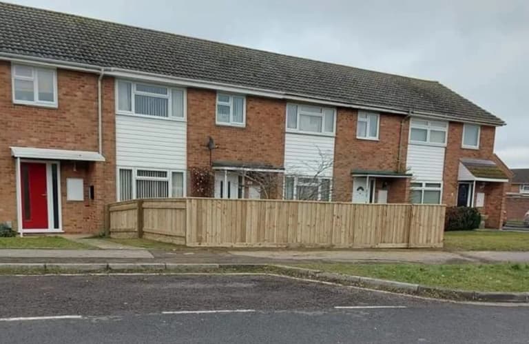 Woman leaves neighbours fuming after building 100ft fence around garden Woman leaves neighbours fuming after building 100ft fence around garden
