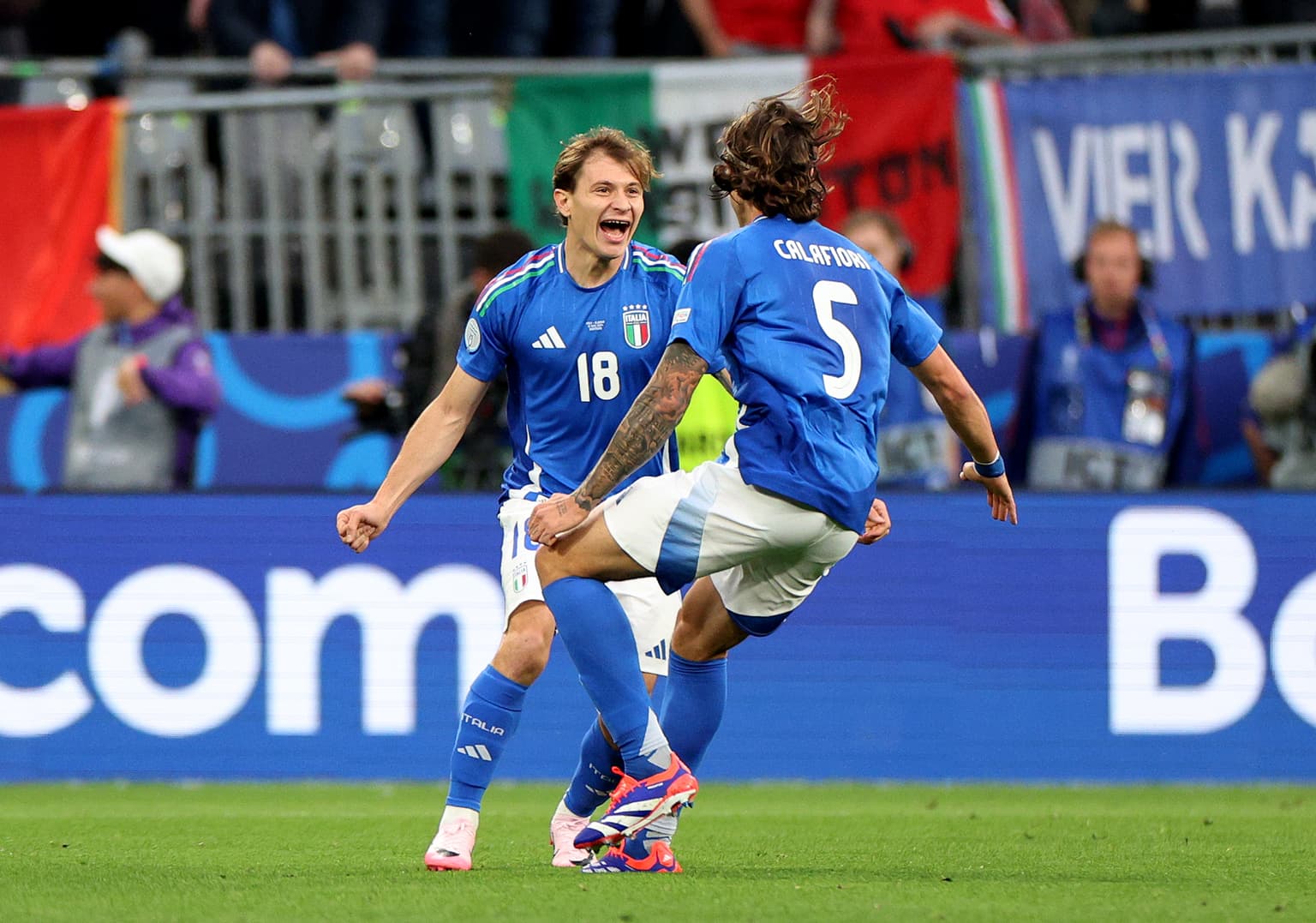 Why do Italy play in blue despite it not featuring on their flag?