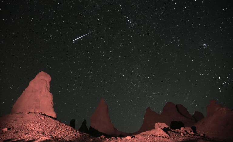 Meteor shower set to light up UK sky tonight with 25 shooting stars per hour Meteor shower set to light up UK sky tonight with 25 shooting stars per hour