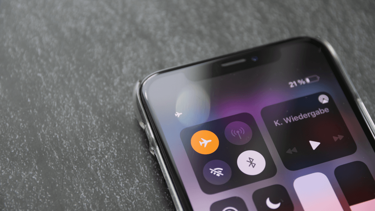 Pilot explains whether you need to use airplane mode while flying