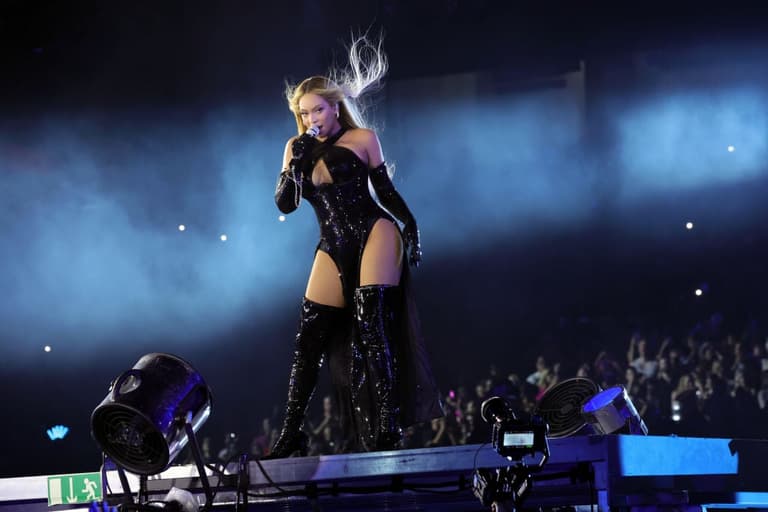 Beyonce ‘giving away free concert tickets’ after struggling to sell out shows Beyonce ‘giving away free concert tickets’ after struggling to sell out shows