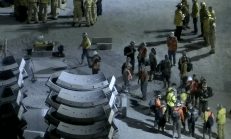 Massive tunnel collapses in Los Angeles with 31 workers inside Massive tunnel collapses in Los Angeles with 31 workers inside