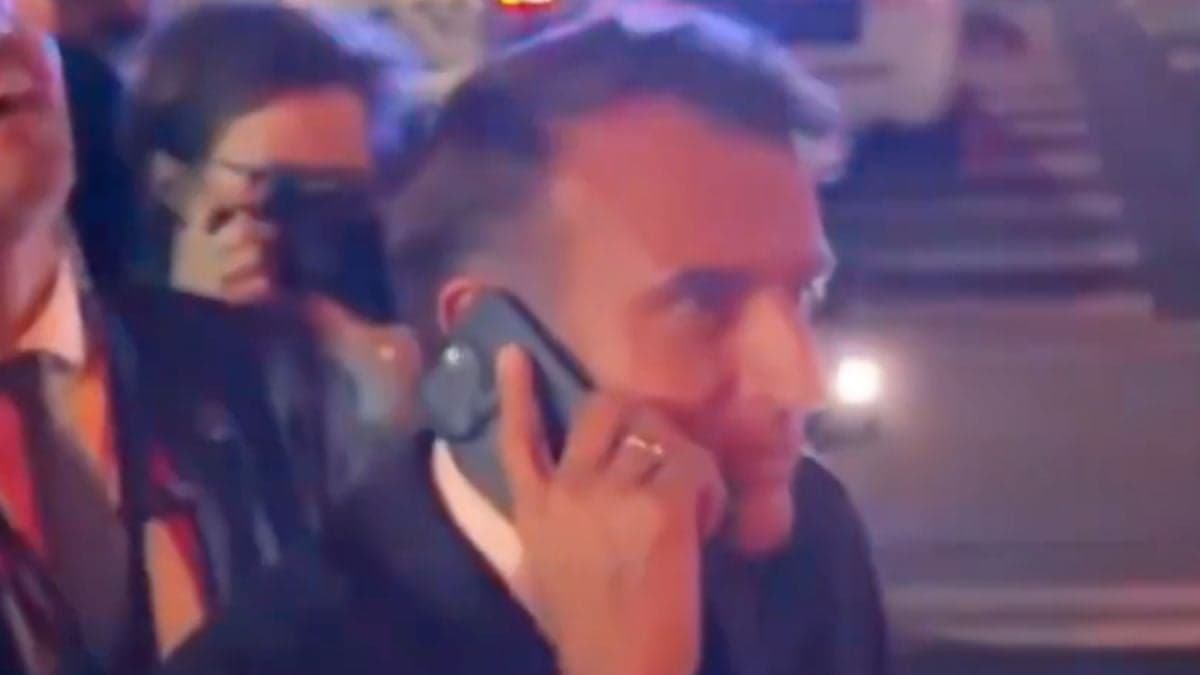 Macron rings Trump for help when New York police block his car in the street