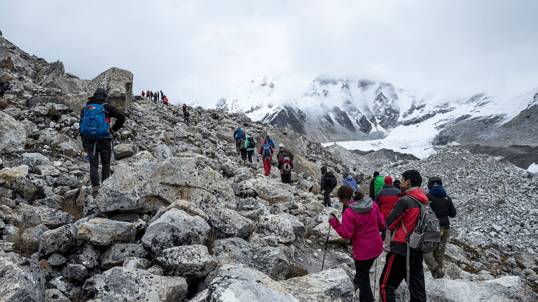 Nearly 1,000 people stranded on Mount Everest