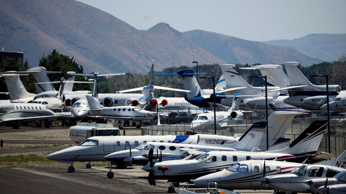 Shutdown hits rich Americans after FAA bans private flights