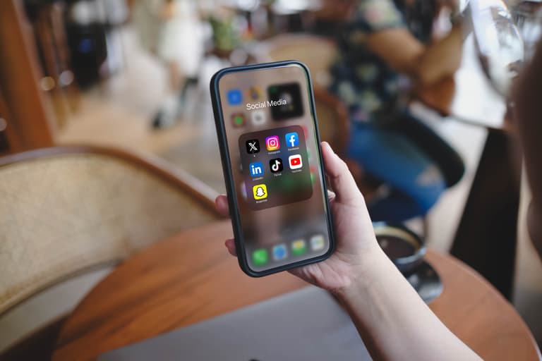 Apple issues warning to 1.8bn iPhone users over security threat Apple issues warning to 1.8bn iPhone users over security threat