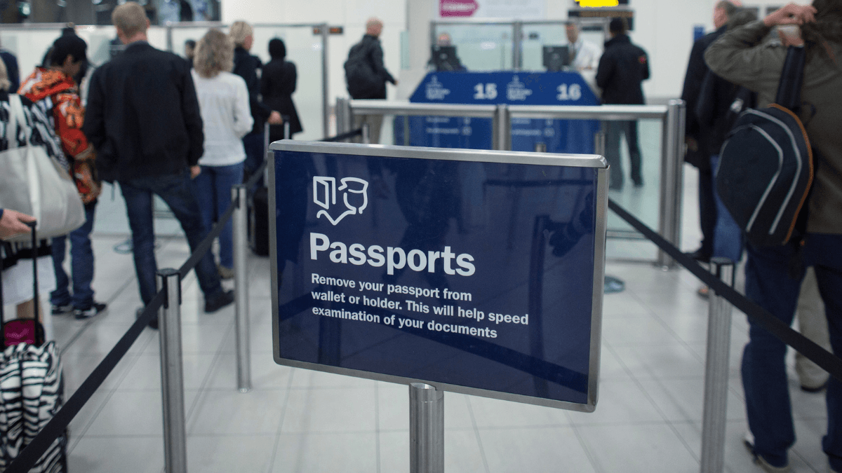 UK net migration plummets to lowest level since 2021