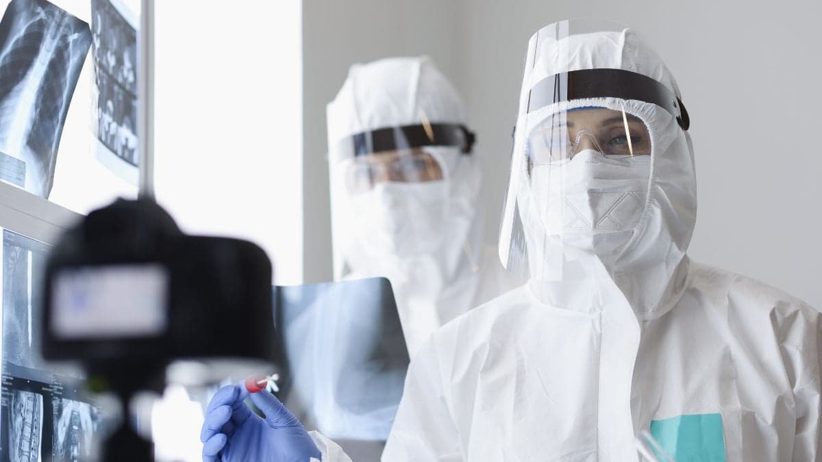 NHS staff and airports told to prepare for possible UK Ebola outbreak