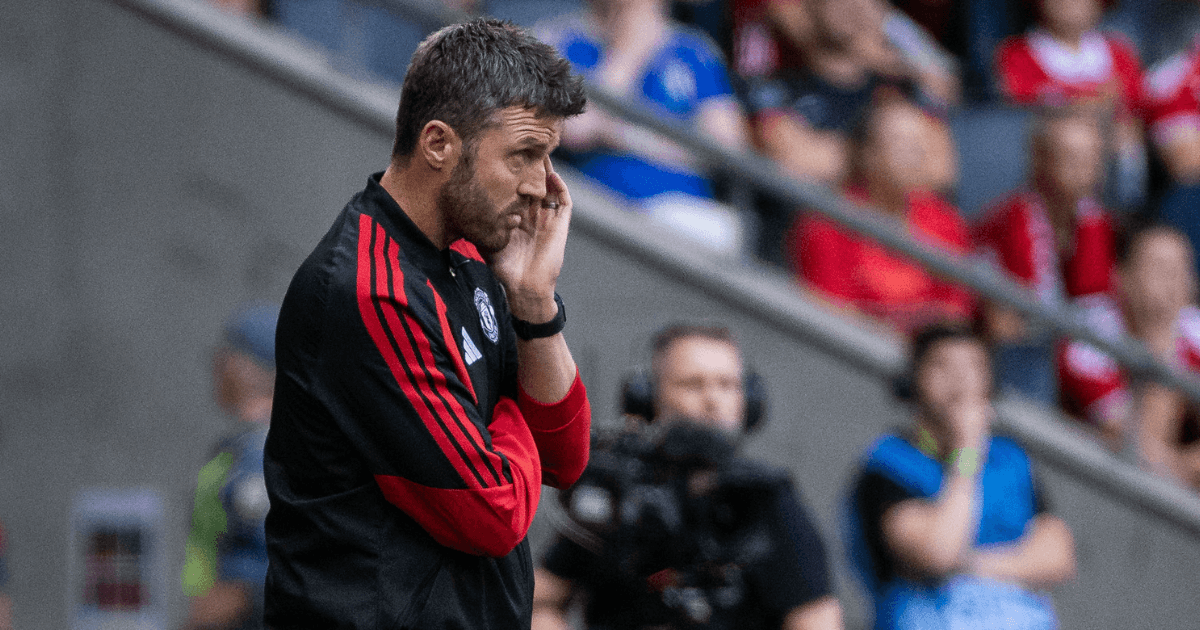 Man United star forced off with injury just 20 minutes into PSG friendly
