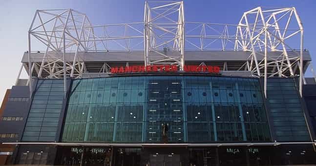 Manchester United extend the contracts of four players Manchester United extend the contracts of four players