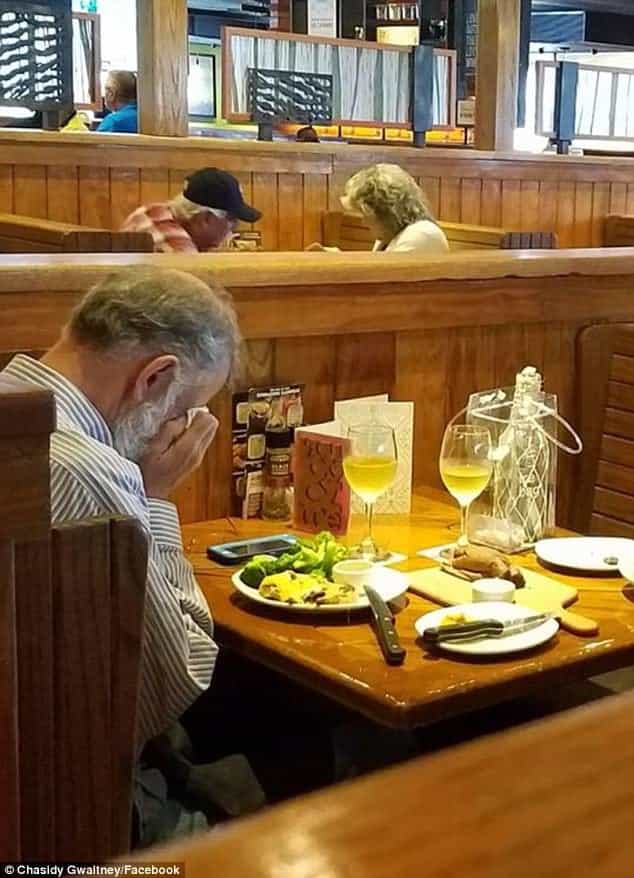 Grieving man has lunch with his wife’s ashes on Valentine’s Day Grieving man has lunch with his wife’s ashes on Valentine’s Day