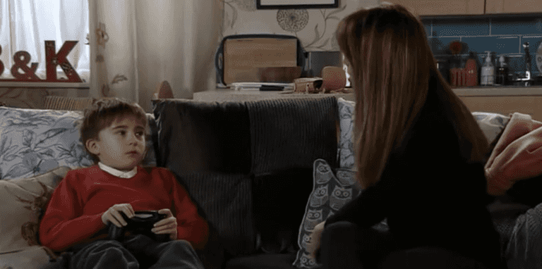 Coronation Street viewers spot glaring error on last night’s show Coronation Street viewers spot glaring error on last night’s show