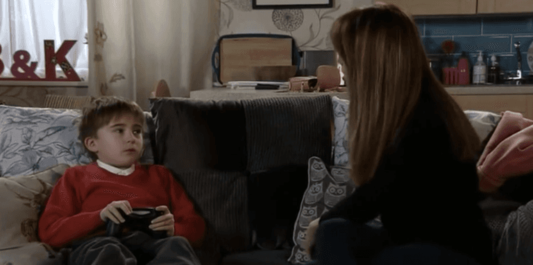 Coronation Street viewers spot glaring error on last night’s show Coronation Street viewers spot glaring error on last night’s show