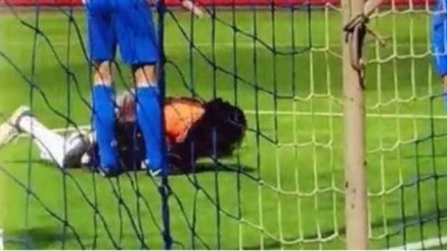 Bafetimbi Gomis collapses on pitch during Galatasaray match, but continues playing Bafetimbi Gomis collapses on pitch during Galatasaray match, but continues playing