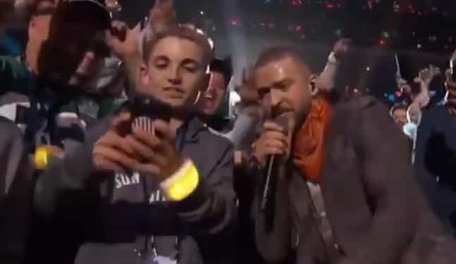 Awkward ‘selfie kid’ outperforms Justin Timberlake in Super Bowl half-time show Awkward ‘selfie kid’ outperforms Justin Timberlake in Super Bowl half-time show