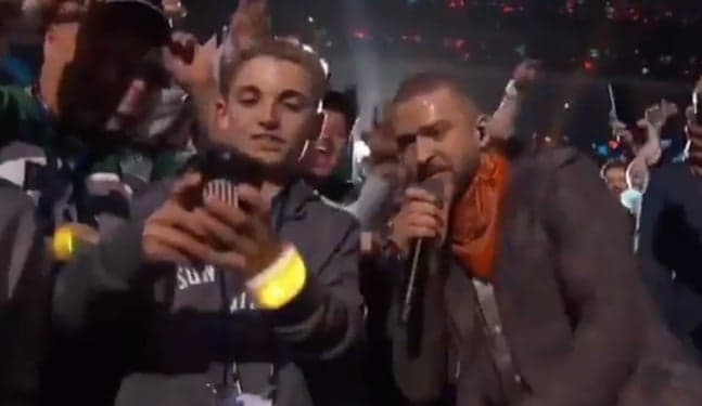 Awkward ‘selfie kid’ outperforms Justin Timberlake in Super Bowl half-time show Awkward ‘selfie kid’ outperforms Justin Timberlake in Super Bowl half-time show