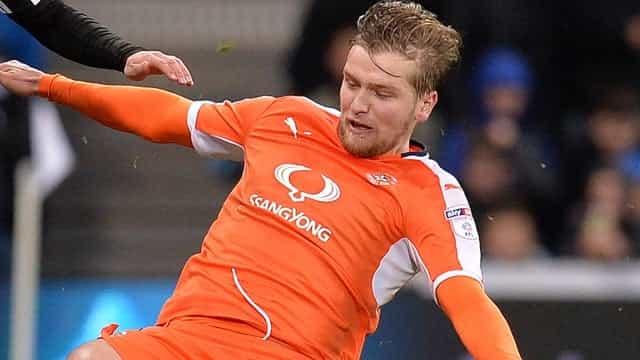 Players told to return to the dressing room after awful injury to Luton star Players told to return to the dressing room after awful injury to Luton star