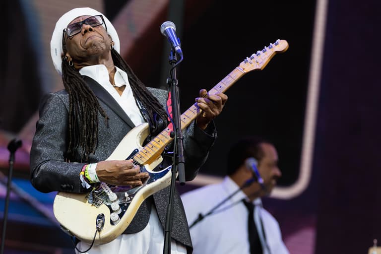 Watching Nile Rodgers perform 13 songs in 60 seconds is amazing Watching Nile Rodgers perform 13 songs in 60 seconds is amazing