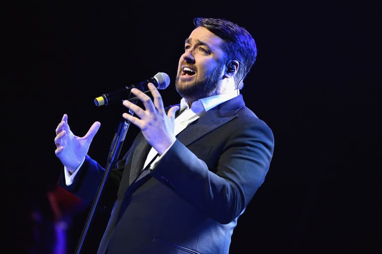 Jason Manford reveals he tried to stop 20-man Manchester Derby brawl at train station Jason Manford reveals he tried to stop 20-man Manchester Derby brawl at train station