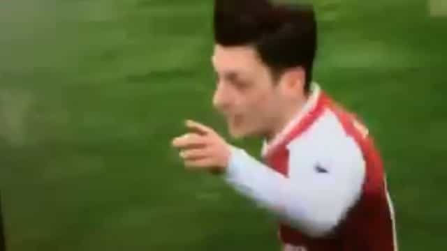 Supporters think they’ve figured out what Mesut Ozil shouted at Hector Bellerin Supporters think they’ve figured out what Mesut Ozil shouted at Hector Bellerin