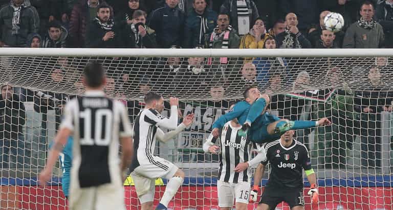 The entire Juventus Stadium gave Cristiano Ronaldo a standing ovation after he scored this worldie The entire Juventus Stadium gave Cristiano Ronaldo a standing ovation after he scored this worldie