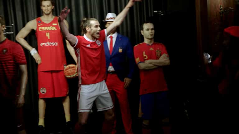 Gareth Bale scares tourists by posing as Madame Tussauds waxwork Gareth Bale scares tourists by posing as Madame Tussauds waxwork