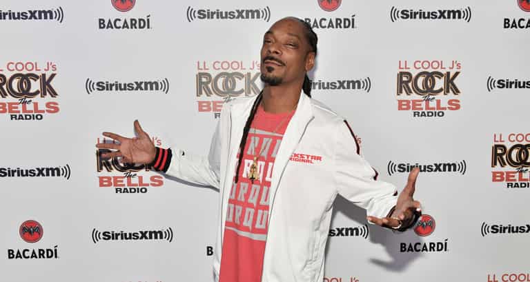 Snoop Dogg breaks record for world’s biggest glass of gin and juice Snoop Dogg breaks record for world’s biggest glass of gin and juice