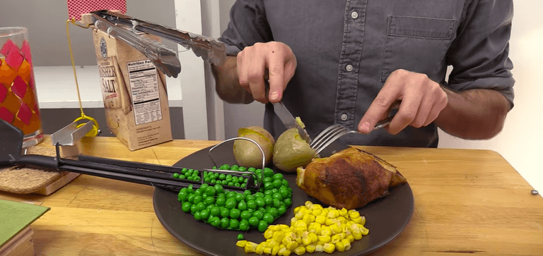 Words can’t do justice to the mind-blowing brilliance of this man eating a ‘simple’ dinner Words can’t do justice to the mind-blowing brilliance of this man eating a ‘simple’ dinner