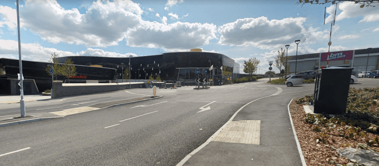 Young man in critical condition after being stabbed in the neck outside cinema Young man in critical condition after being stabbed in the neck outside cinema