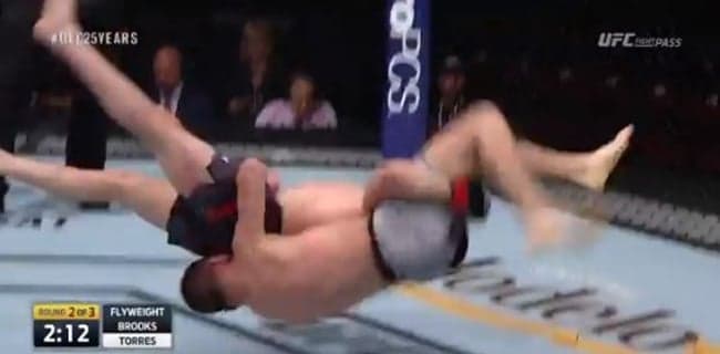 UFC fighter knocks himself out in absolutely spectacular fashion UFC fighter knocks himself out in absolutely spectacular fashion